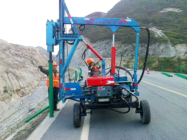 波(bo)形護欄施工(gong)現(xian)場(chang)