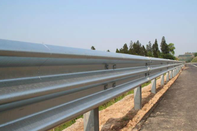 鍍鋅高(gao)速(su)公(gōng)路護欄性價比高(gao)